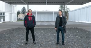 Hansjörg Brem und Dominik Halbeisen vor dem Frauenfelder Schulhaus Auen